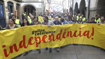 Centenares de personas se movilizan por el centro de Barcelona en apoyo al referéndum independentista.