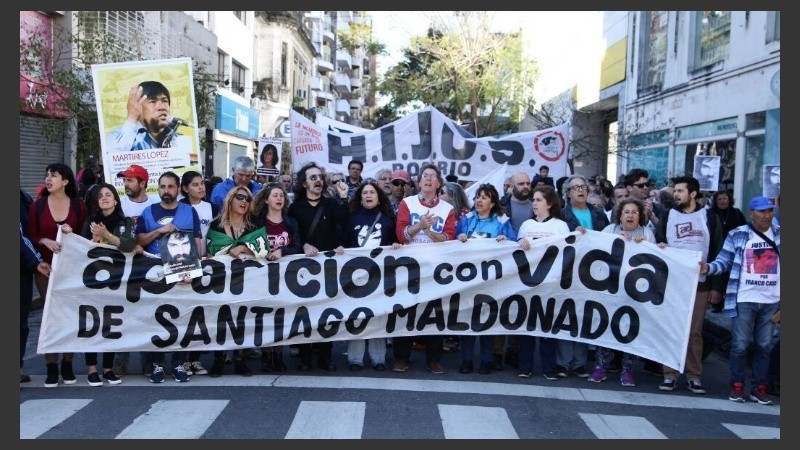 La masiva columna en su avance por el centro de la cuidad, a media tarde.