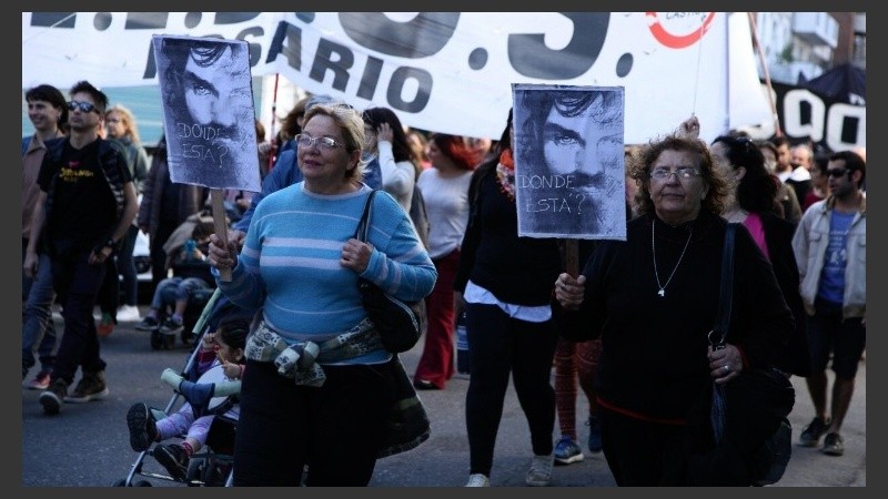 La masiva columna en su avance por el centro de la cuidad, a media tarde.