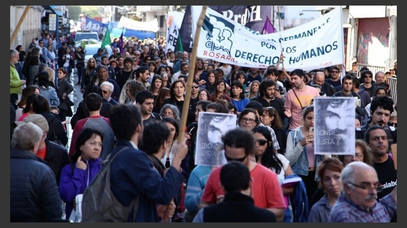 La masiva columna en su avance por el centro de la cuidad, a media tarde.