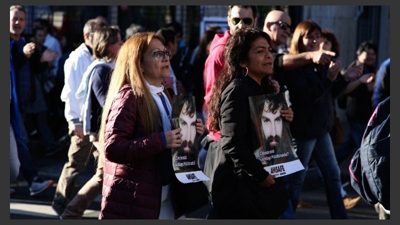 La masiva columna en su avance por el centro de la cuidad, a media tarde.