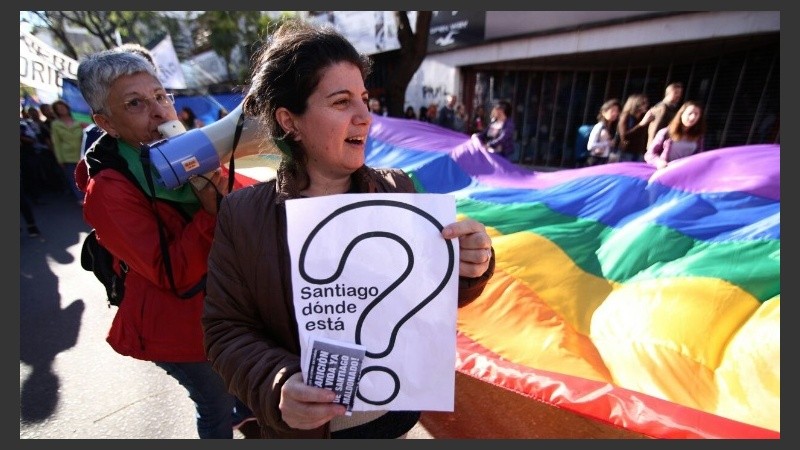 La masiva columna en su avance por el centro de la cuidad, a media tarde.