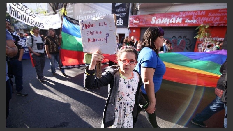 La masiva columna en su avance por el centro de la cuidad, a media tarde.