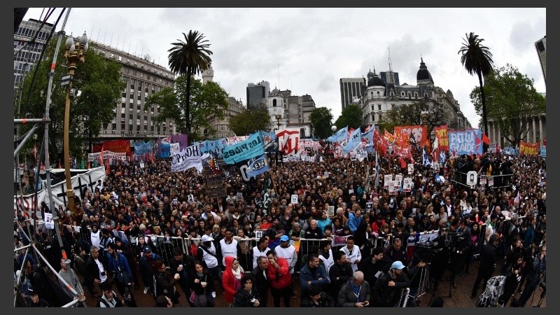 Miles de personas para reclamar en el centro de Buenos Aires.
