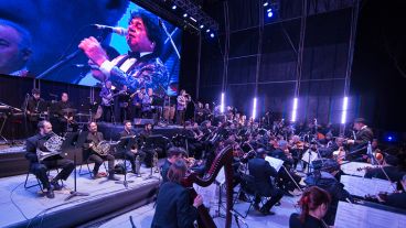 Los Palmeras y la Filarmónica provincial en la inauguración del parque "Héroes de Malvinas" en zona sur.