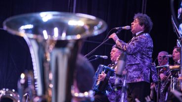 Los Palmeras y la Filarmónica provincial en la inauguración del parque "Héroes de Malvinas" en zona sur.