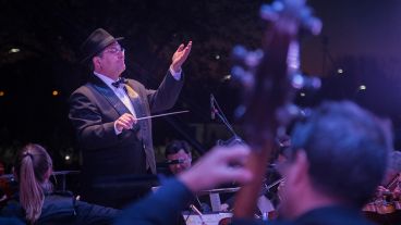 Los Palmeras y la Filarmónica provincial en la inauguración del parque "Héroes de Malvinas" en zona sur.