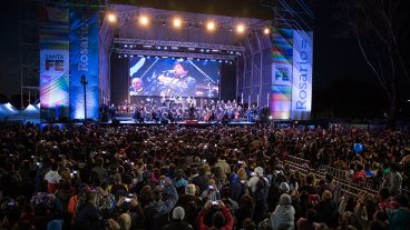 Los Palmeras y la Filarmónica provincial en la inauguración del parque "Héroes de Malvinas" en zona sur.