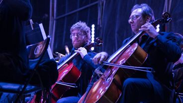 Los Palmeras y la Filarmónica provincial en la inauguración del parque "Héroes de Malvinas" en zona sur.