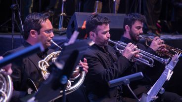 Los Palmeras y la Filarmónica provincial en la inauguración del parque "Héroes de Malvinas" en zona sur.