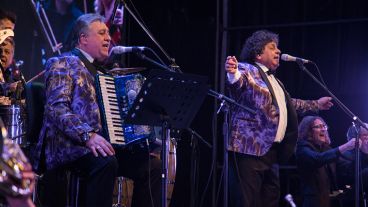 Los Palmeras y la Filarmónica provincial en la inauguración del parque "Héroes de Malvinas" en zona sur.