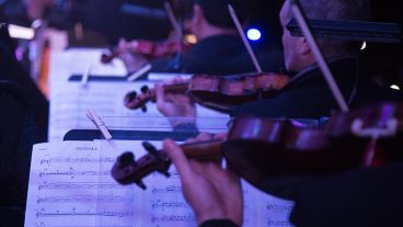 Los Palmeras y la Filarmónica provincial en la inauguración del parque "Héroes de Malvinas" en zona sur.