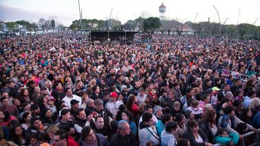 Los Palmeras y la Filarmónica provincial en la inauguración del parque "Héroes de Malvinas" en zona sur.