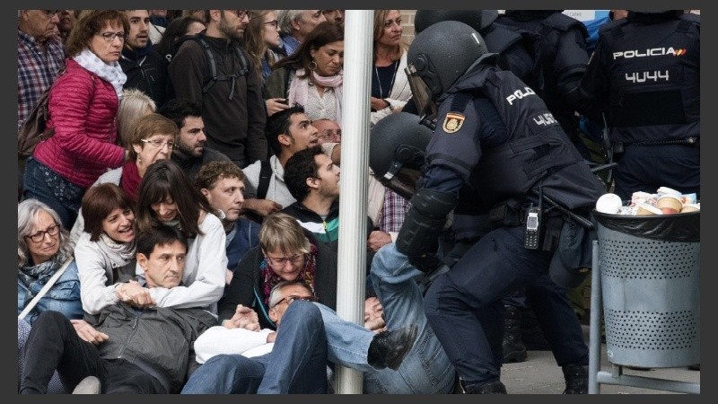La imagen de la jornada fue la brutal intervención policial.