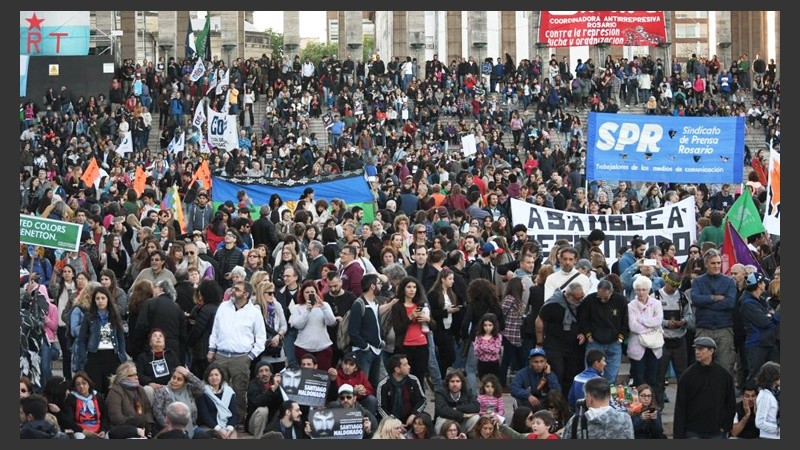 Una multitud en el Monumento.