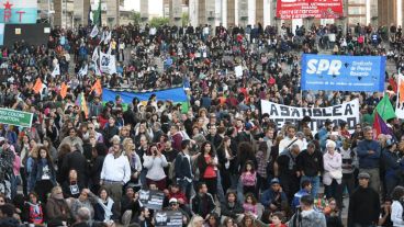 Una multitud en el Monumento.