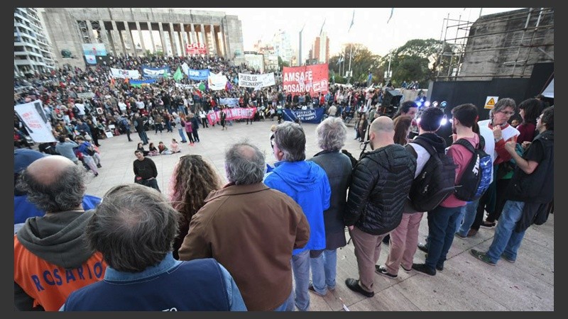 Una multitud en el Monumento.