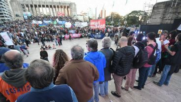 Una multitud en el Monumento.