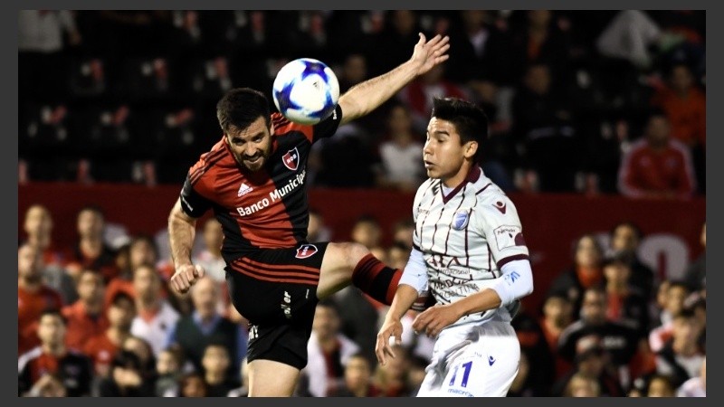 San Román salta ante la arremetida de Pol Fernández.