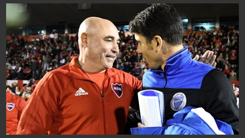 El Chocho saluda a Larriera. Al final, ambos valoraron el empate.