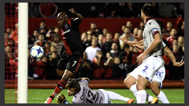 Leal tuvo una en el primer tiempo y no pudo definir.