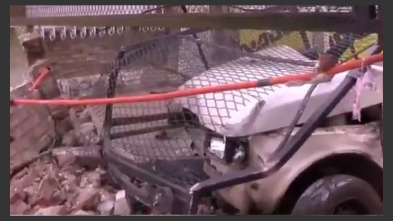 Así se incrustó el auto en el tapial de una casa. 