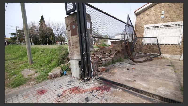 El frente de la casa donde se incrustó el Fiat 147. 