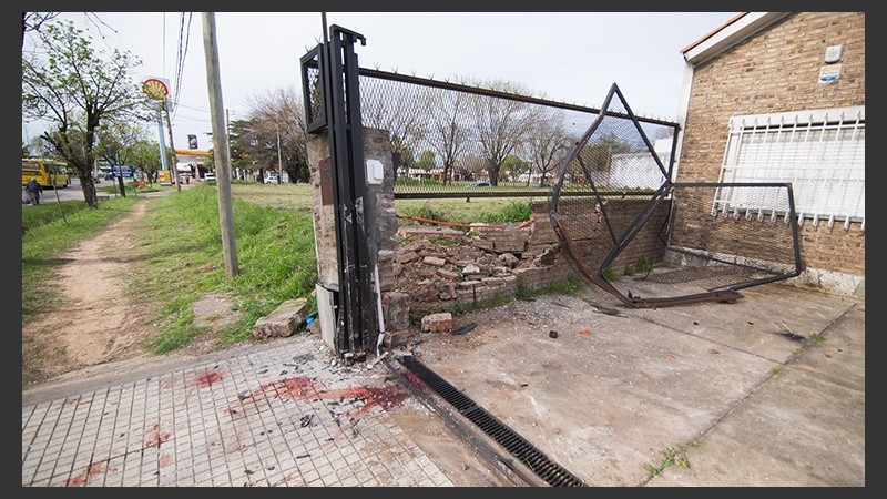 El frente de la casa donde se incrustó el Fiat 147. 