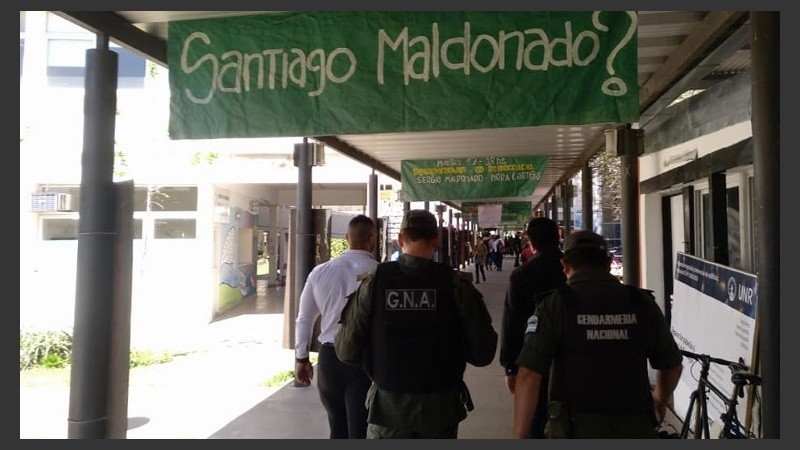El ingreso de los agentes este martes a la facultad.