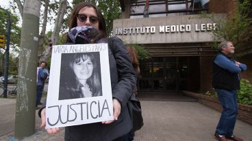 Tres turnos de gendarmes custodian el cuerpo de Paris.