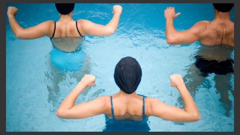 Lo ideal es practicar gimnasia acuática dos o tres veces por semana. 
