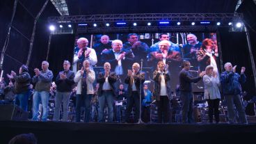 Los Palmeras y la Filarmónica provincial en la inauguración del parque "Héroes de Malvinas" en zona sur.