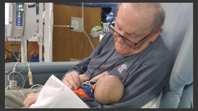 El gran David con el pequeño Logan.