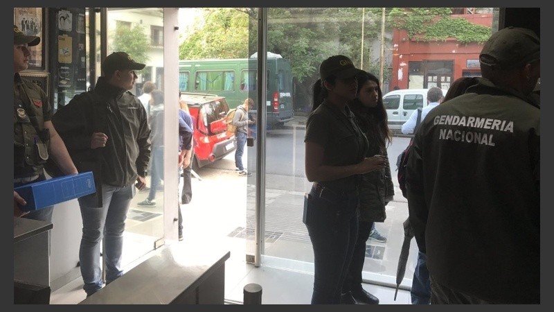 Los gendarmes allanaron el edificio antes de la llegada de Cristina. 