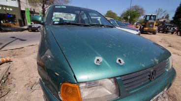 Así quedó el auto del hombre baleado en Lamadrid al 3300.