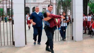 Médicos y policías retiraron a los chicos intoxicados del colegio.