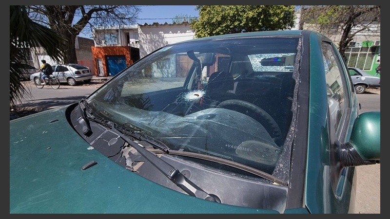 El auto en el que iba el albañil baleado.