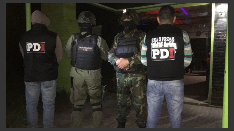 Las mujeres son asistidas por el equipo de la Agencia y del IMM.