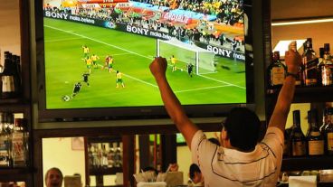 Mirar un evento deportivo por TV no es tan inocuo como se creía.