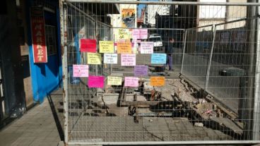 El corralito con las ofertas colgadas.