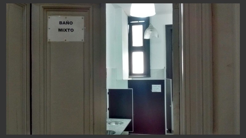 El baño mixto en la escuela Rivadavia. 