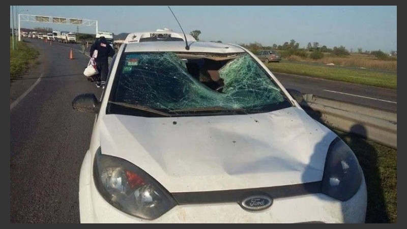 Los destrozos en el vehículo que impactó a la agente.
