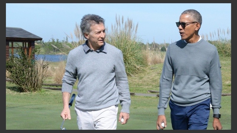 Macri y Obama jugando al golf este sábado. 