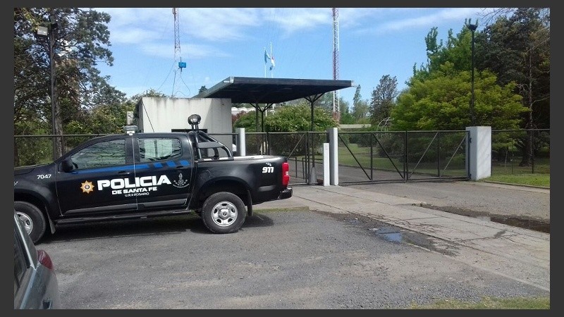 Una camioneta policial en el ingreso de Televisión Litoral.