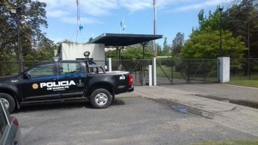 Una camioneta policial en el ingreso de Televisión Litoral.
