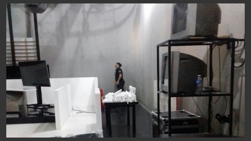 La policía buscando en los estudios de televisión de Canal 3.