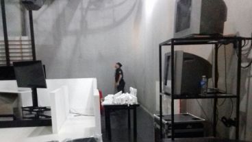 La policía buscando en los estudios de televisión de Canal 3.