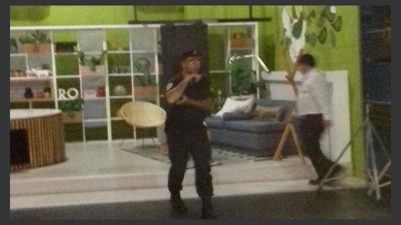 Uno de los agentes en el estudio donde se hace el programa Antes de Salir.