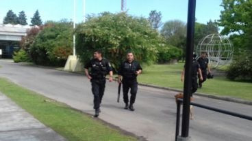 Policías revisaron las instalaciones de Grupo de Televisión Litoral.