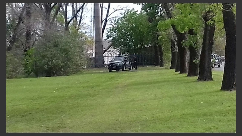 La policía buscó a los evadidos en las instalaciones de Grupo Televisión Litoral.